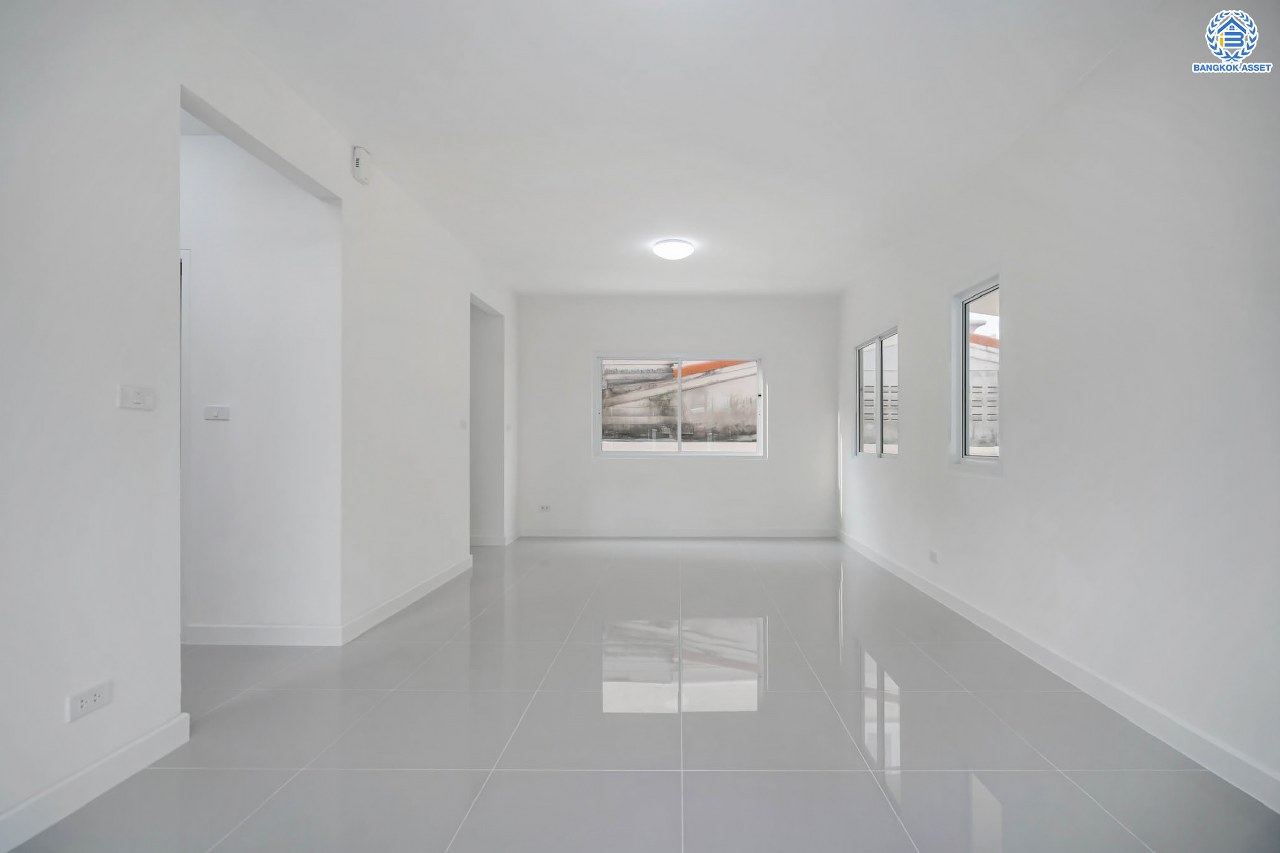 บ้านมือสองตกแต่งใหม่ สุดคุ้ม! โครงการ ภัสสร8 บางใหญ่ ดีไซน์สวย เนื้อที่ 50.7 ตร.ว. ฟังก์ชัน 4 ห้องนอน 3 ห้องน้ำ จอดรถได้ 2 คัน แต่งครบพร้อมอยู่ บนทำเลศักยภาพ โครงการติดถนนใหญ่ เข้า-ออกสะดวก ใกล้เซ็นทรัลเวสต์เกต รถไฟฟ้า "สถานีตลาดบางใหญ่" และจุดขึ้นทางด่วน "ศรีรัช"